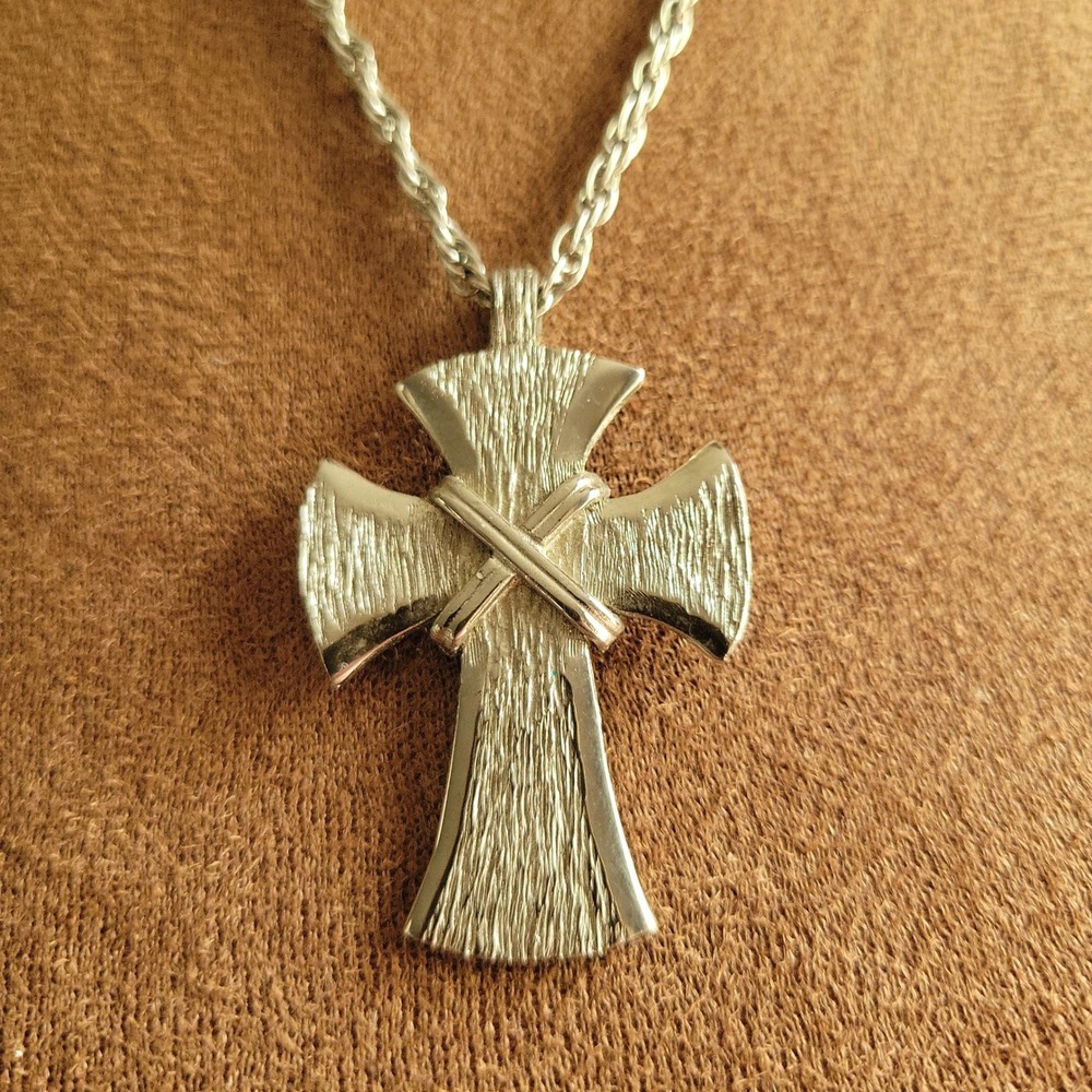 Silver Tone Textured Cross Pendant Necklace 18 Inch Cottagecore